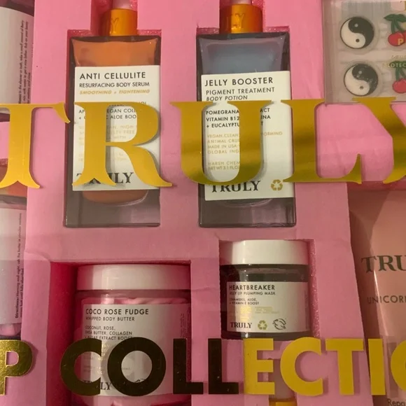 Truly VIP Collection beauty bundle with two free bags - Picture 9 of 11